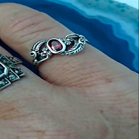 Valtallica's Vintage Jewelry - VINTAGE Sterling Silver Bezel Set Juicy Red NATURAL Gemstone Feather Detail Ring